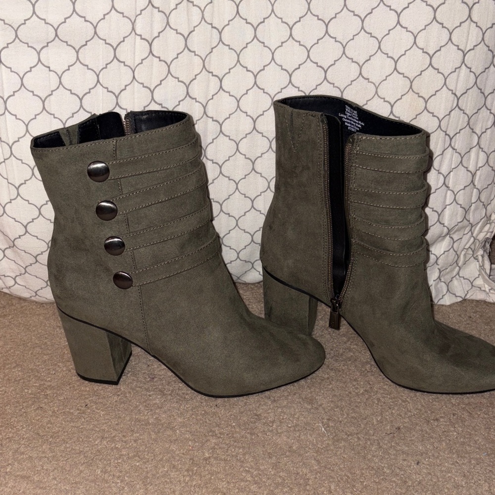 NWOB Kenneth Cole Reaction Women's Faux Suede Ankle Boots Olive Green size 8